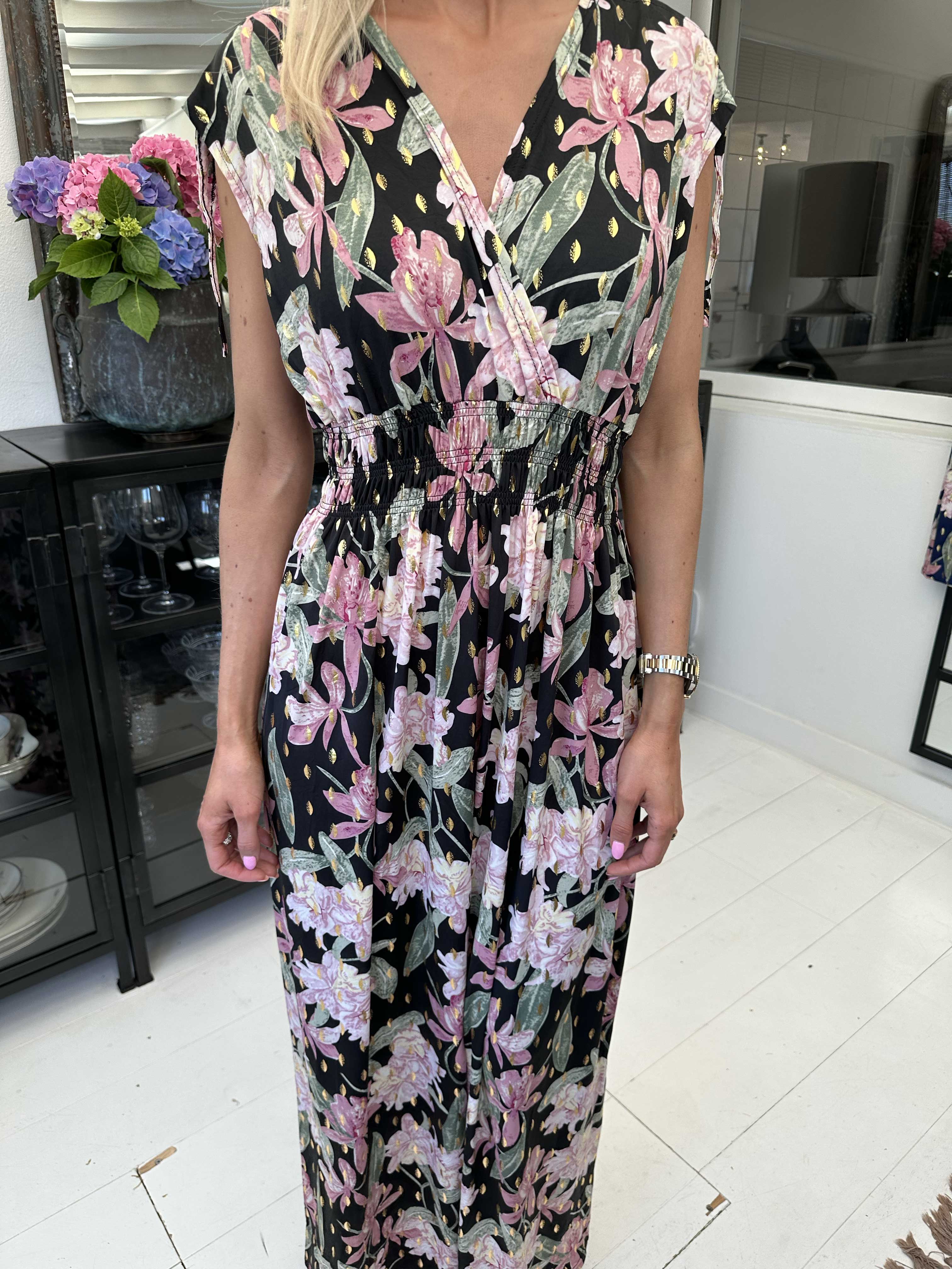 Pams Flower Sleeveless - Lang blomstret kjole i krølfrit stof